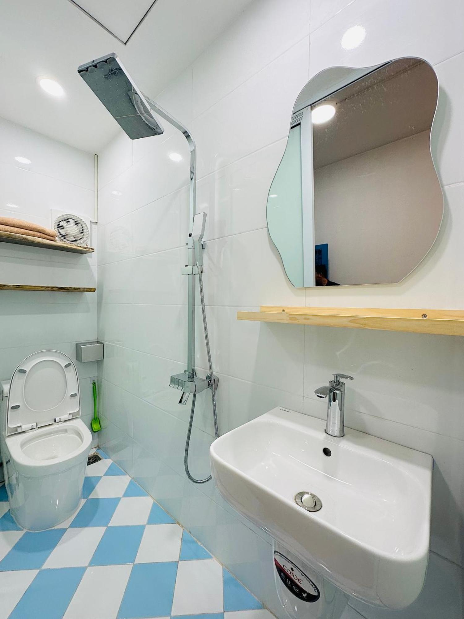 Hébergement de vacances Heart Of Hoan Kiem-rare 5br Private House Unique Design Travel Hub 13pax *